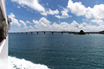 洋上から見る、恋島への一直線に伸びる橋（道）